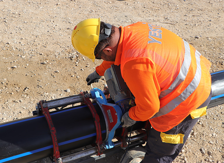 Travaux de tuyauterie de HDPE (soudure bout à bout et soudage par fusion)